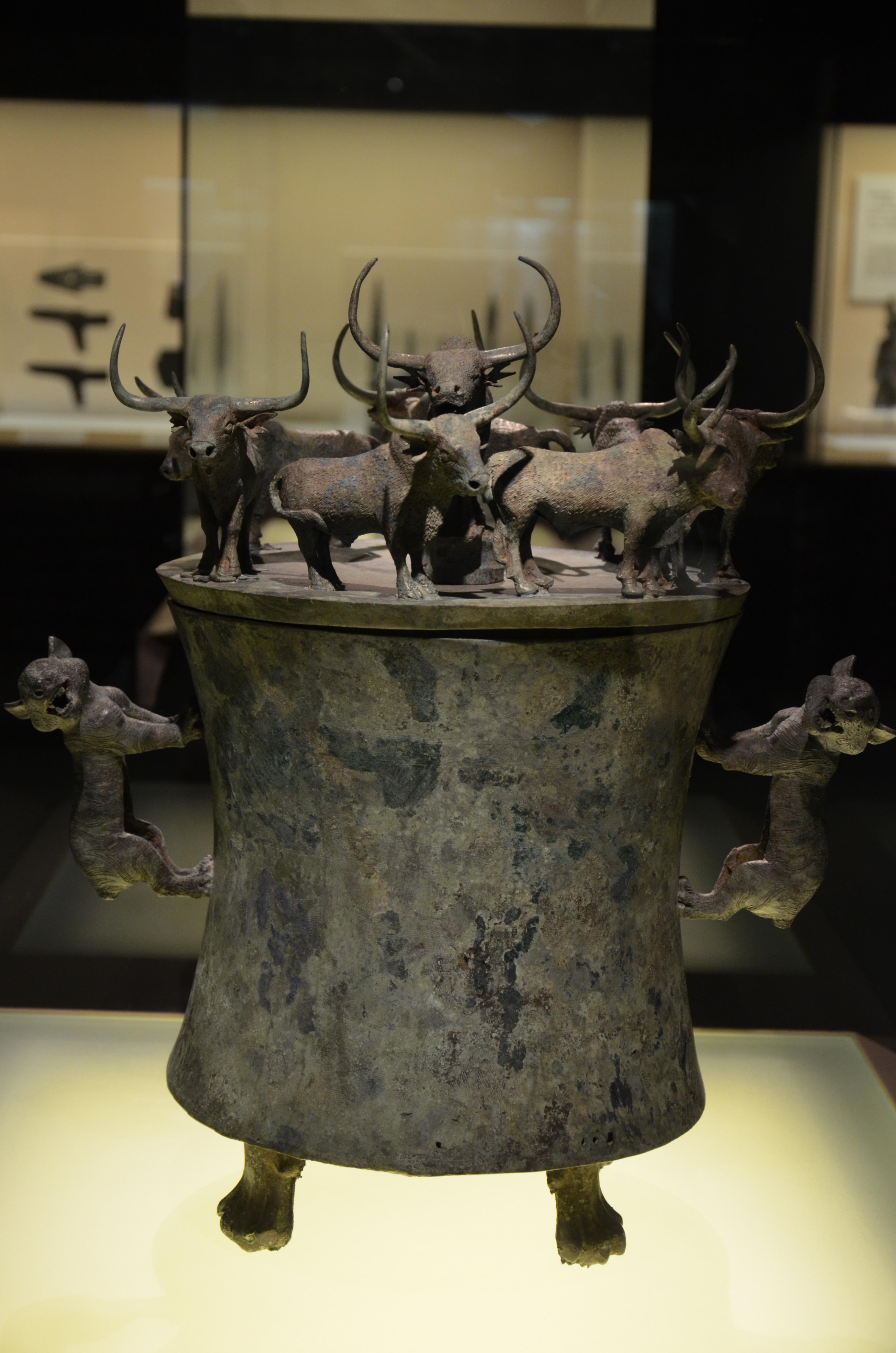 首先上海博物馆展出的这件青铜器为1956年云南晋宁石寨山出土的贮贝