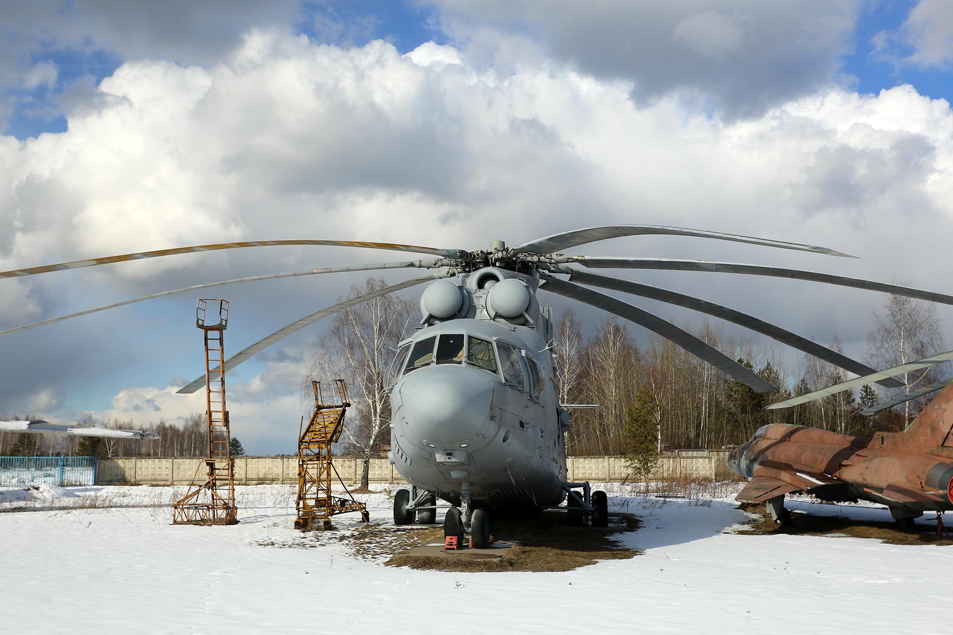 停在一堆破烂中间的光环(讲道理不知道旁边那架锈得无法直视的雅克38