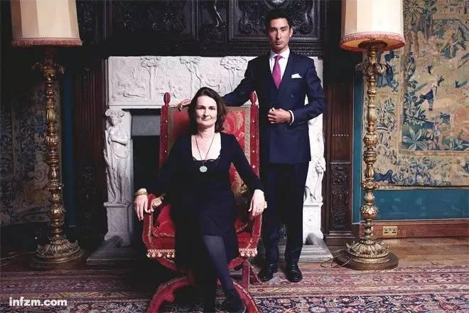 华天的外婆,是都铎王朝亨利八世第三任妻子seymour的后代,和英国影星