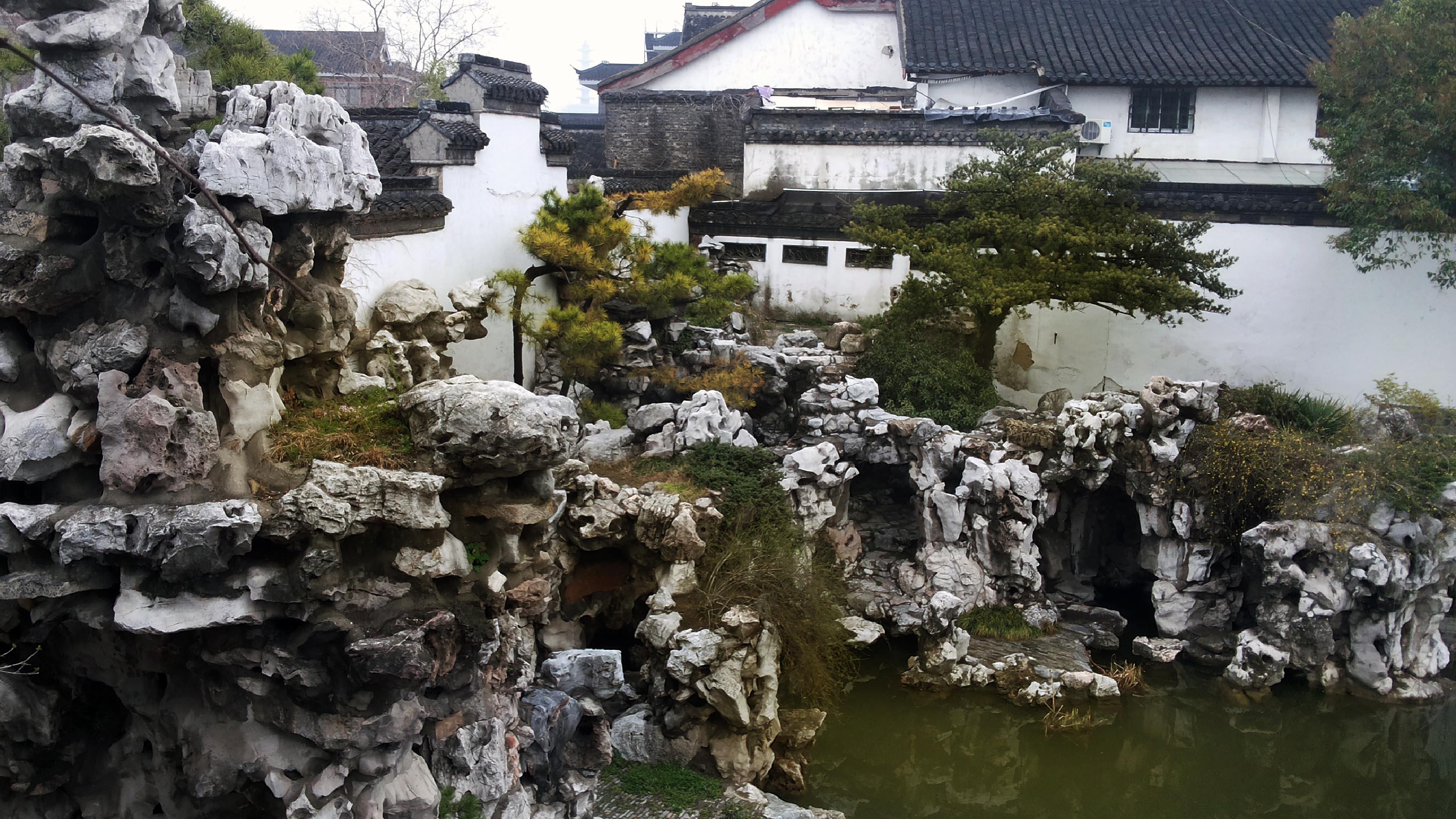 石涛的叠石"片石山房"窗景 (脸这么模糊应该没事吧,侵立删  显示全部