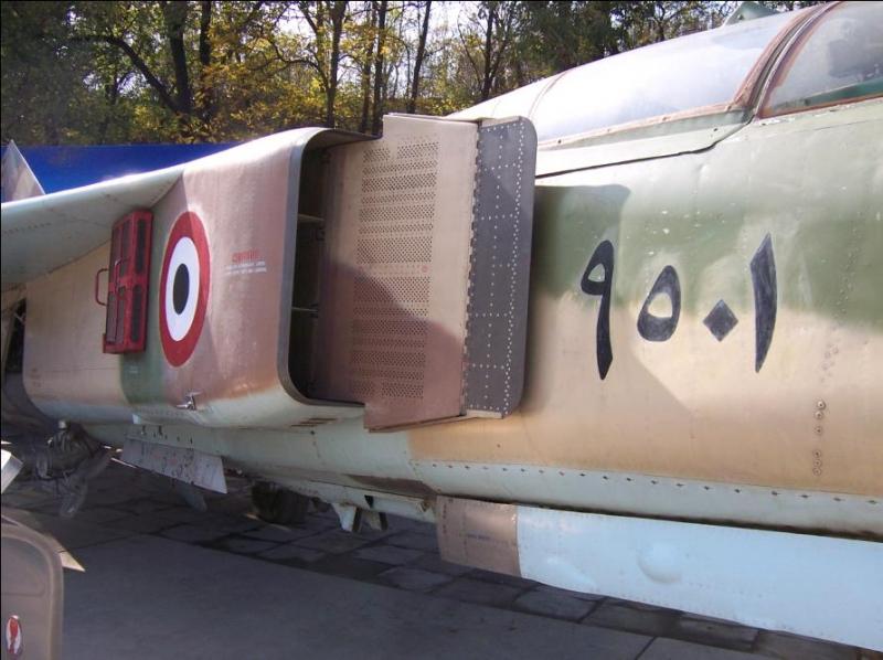 为什么苏 27 歼 10 F16 等战斗机发动机进气口