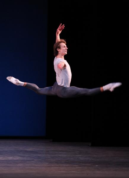 芭蕾对于男女舞者的技术要求有很大不同:女孩重足尖,男孩看力量跳跃