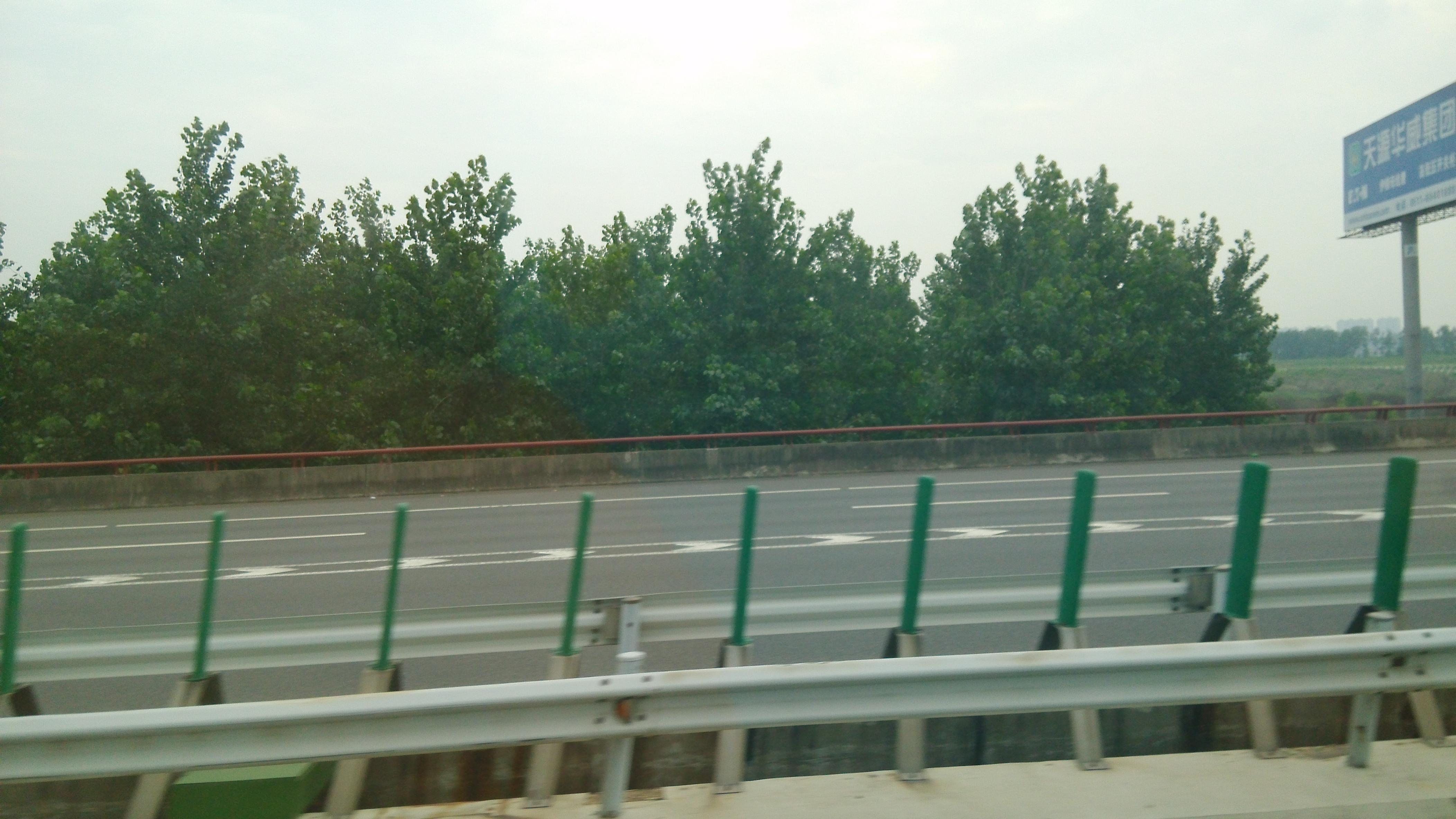 高速公路上本该竖直的隔离栏,为什么拍出来在照片中会倾斜?