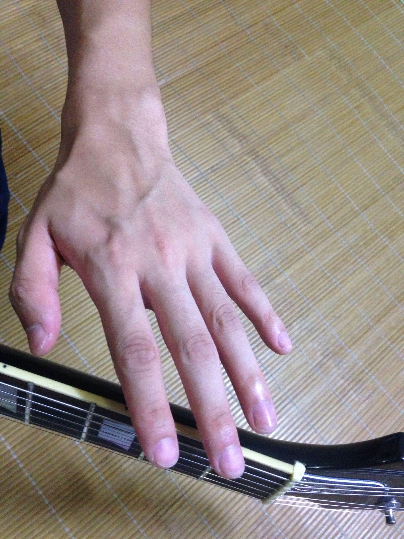 吉他干货|最正确标准的持琴姿势与左右手拨弦方法 - 知乎
