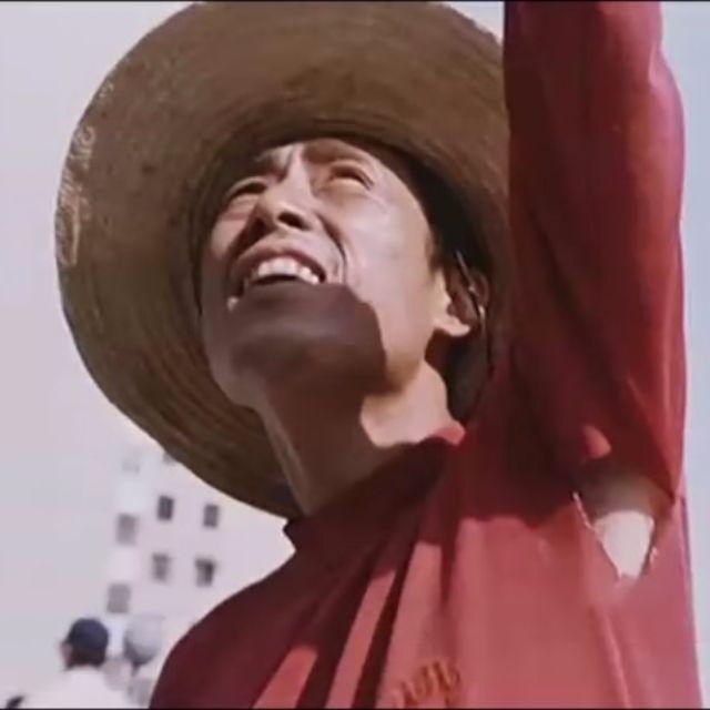 知乎用户,小学的时候,一个男生喜欢我们班一个女生,中午去她家楼下想