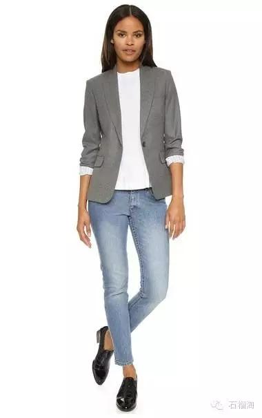 尽量选择灰色,蓝色会更加符合你的年龄和气质,另外灰色作为百搭色防止