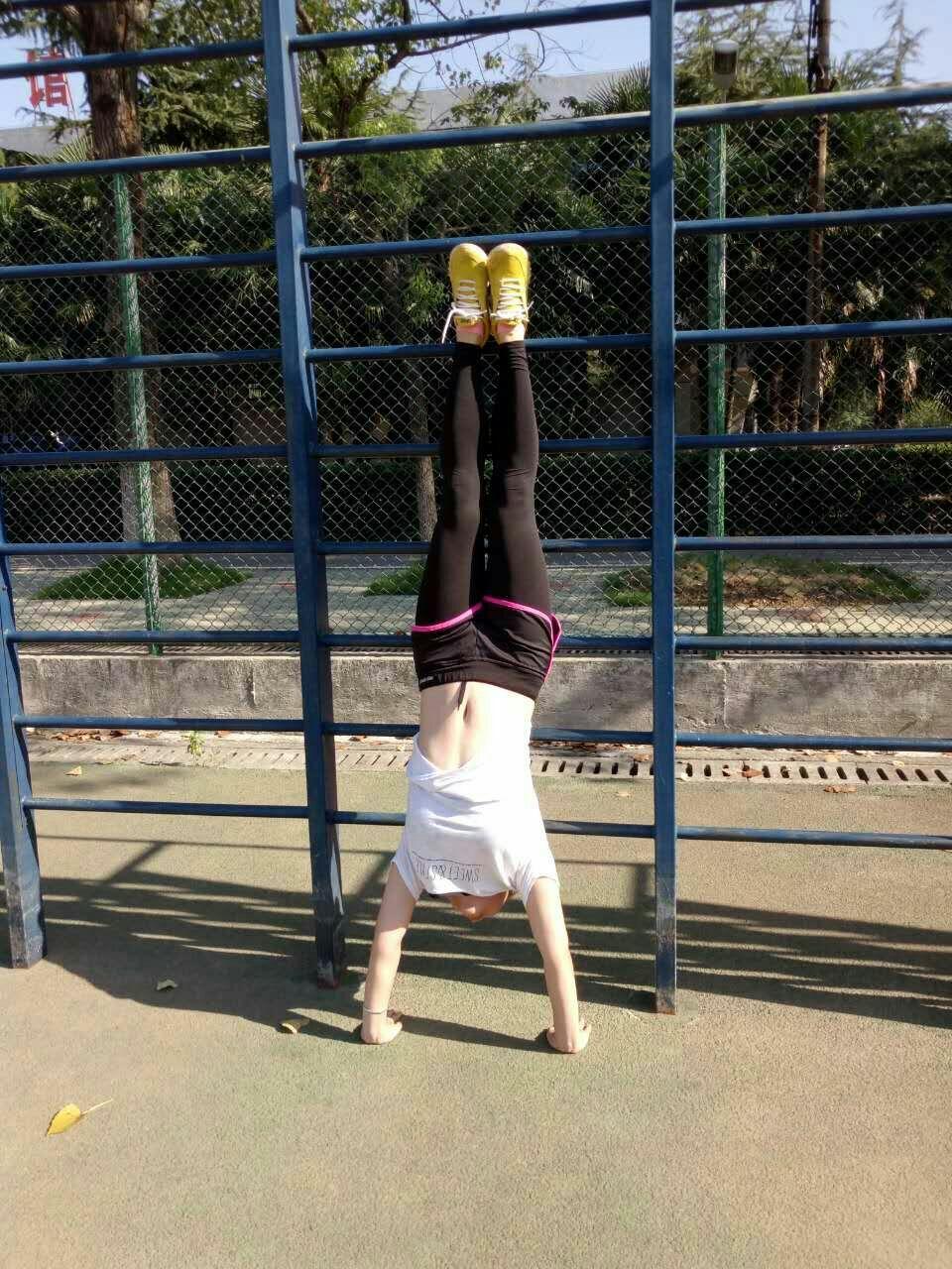 怎么样才能快速学倒立 3038fa671f6d0b28f0f38daaa4ede4e7_r.jpg