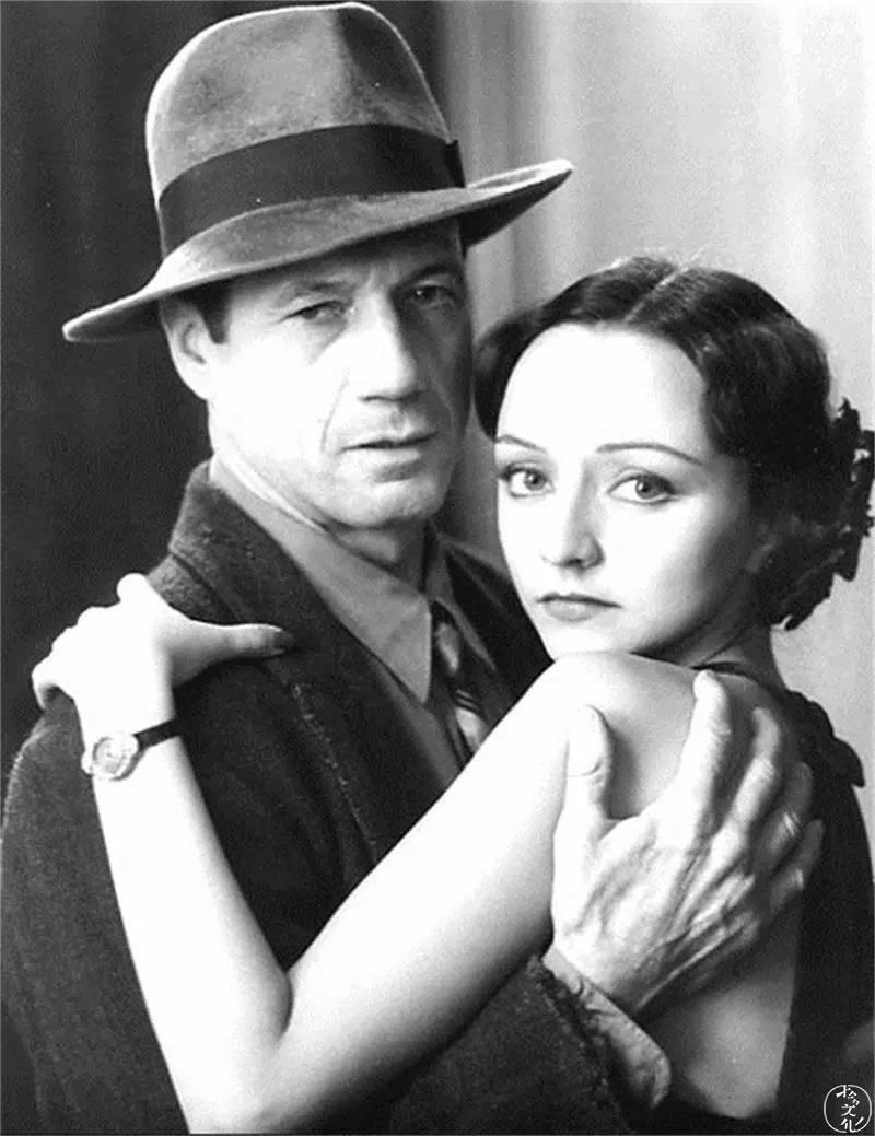 于1990年,由美国环球电影公司出品,故事背景则是20世纪30年代初的巴黎