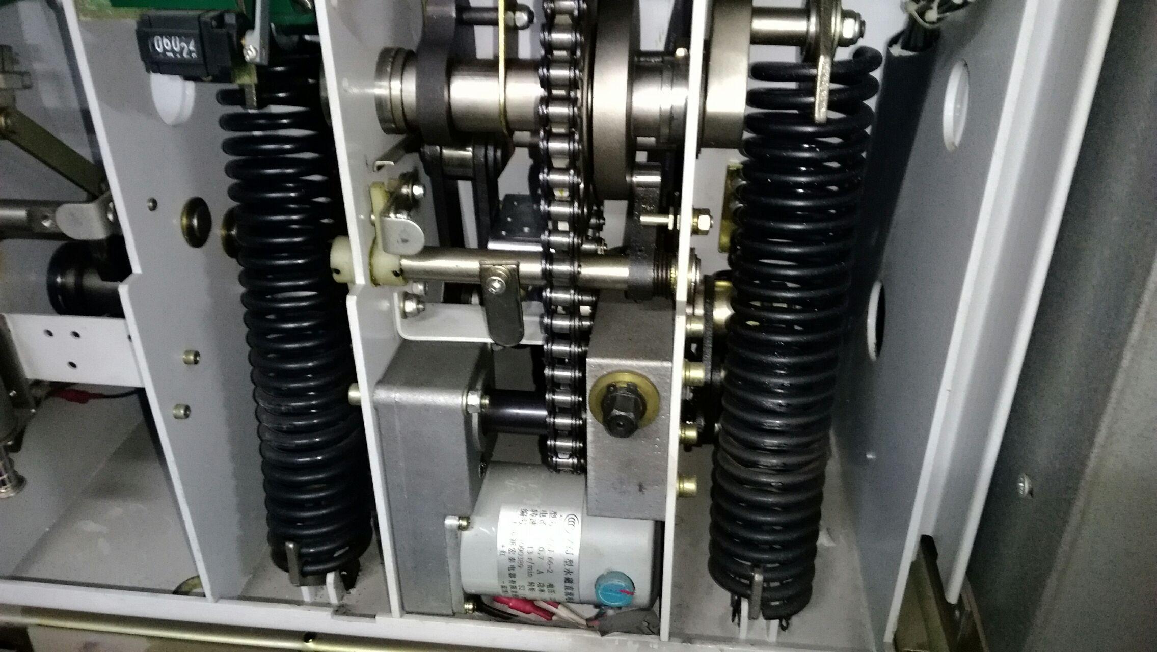 然后进行断路器合分闸试验,发现在合闸的瞬间,储能弹簧会剧烈向外抖动
