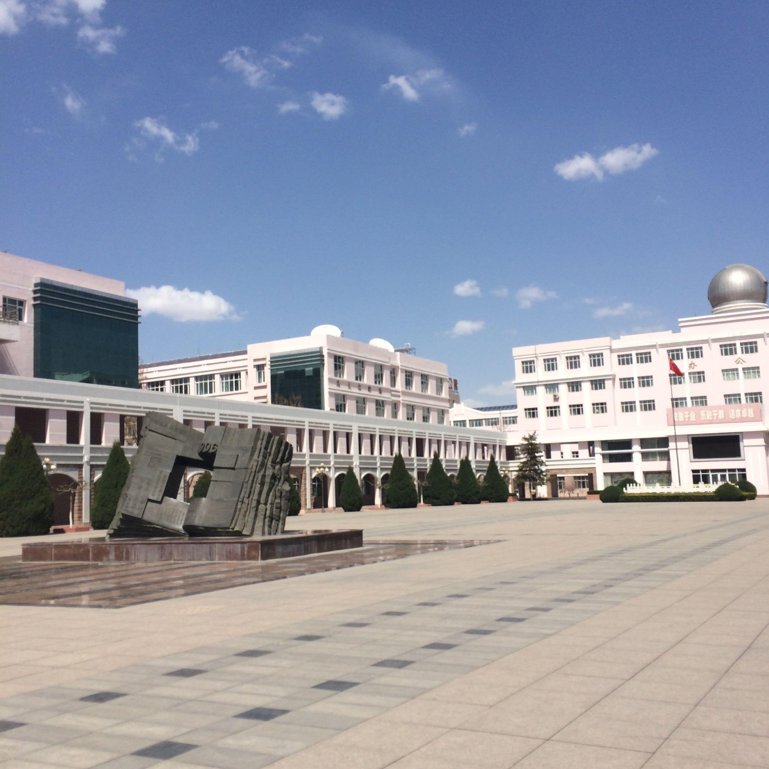 高一党感觉棒棒哒 蓝天白云是刚照不久的 我觉得