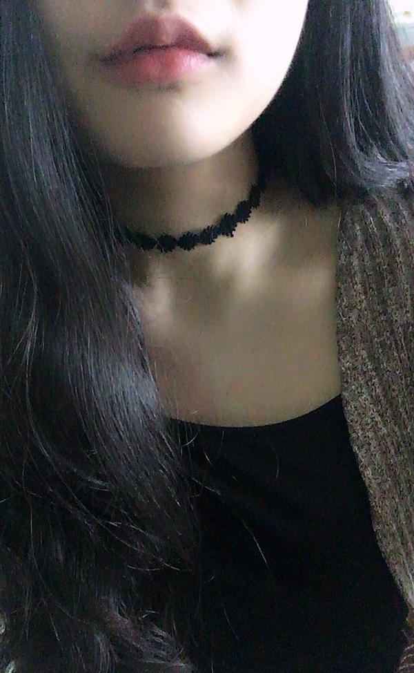 女孩脖子上带个choker 会显得更有魅力么?为什么?