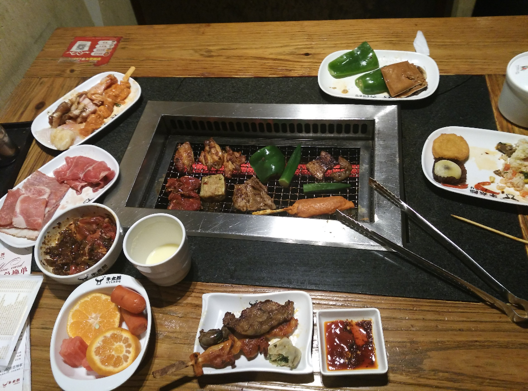 一个人吃自助餐,怎么营造出不孤单的气氛? - c