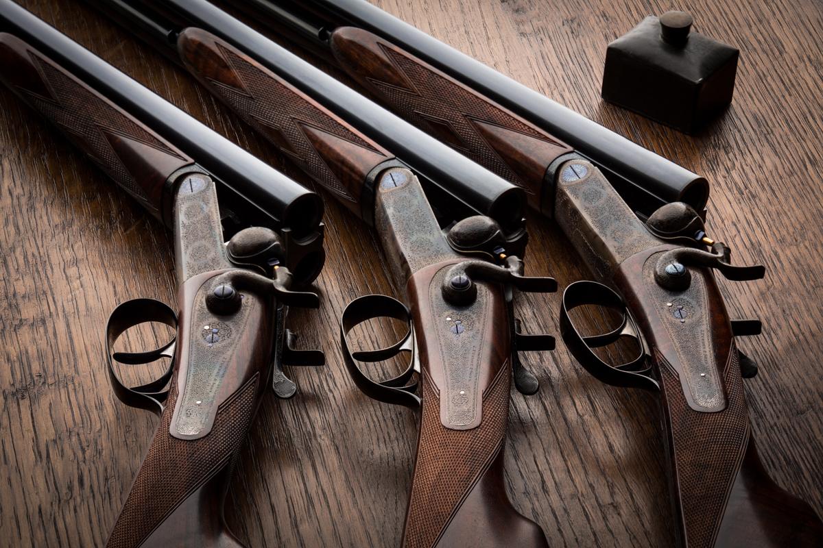 狩猎设备。木桌上放着猎枪和猎枪子弹。照片摄影图片_ID:312031380-Veer图库