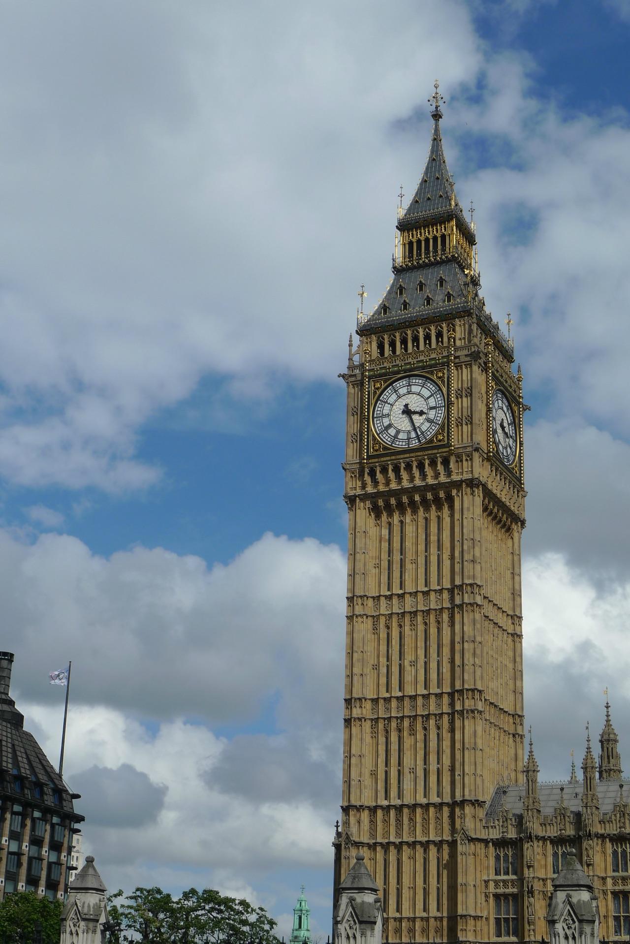 第一次出国游先去哪个国家比较好?英语交流有