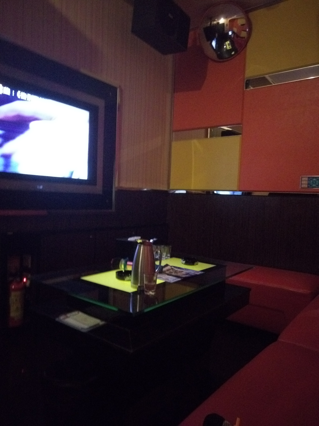 一个人去KTV唱歌是什么体验?