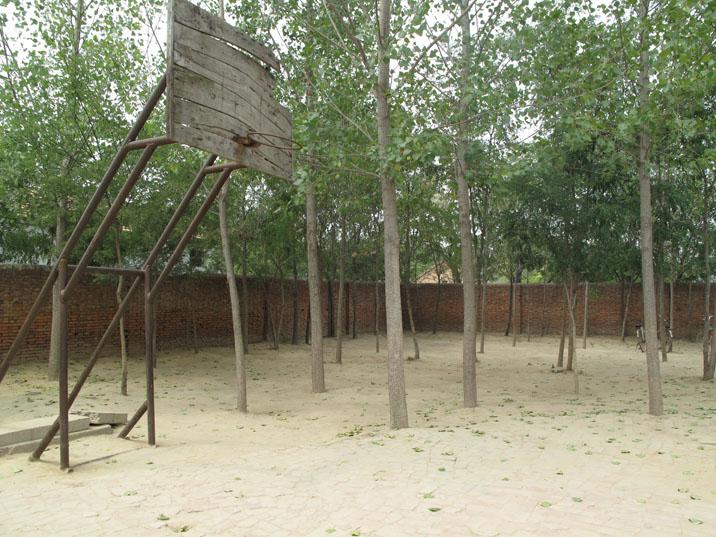 篮球架是那种老式的,直接一个整体钢铁架子放在水泥地上,然后在后