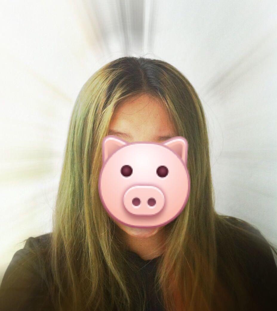 两周后,变成了黄绿色 再后来彻底褪成了屎黄 ,黑头发也长出来了,哭瞎