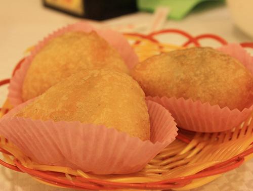 有的品种里面是豆沙馅,外面有白芝麻,小颗的,下图的就是这种;-) 广式