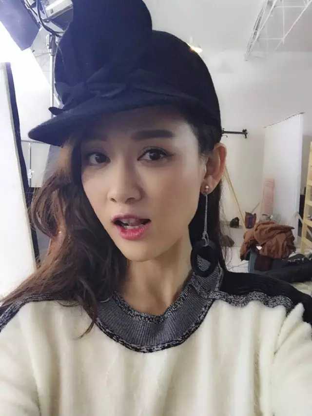 >个人偏好精致型的耳坠或耳钉,各位知友可否推荐一款低调优雅的耳饰?