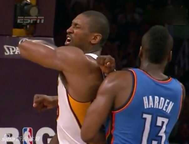 哈登惨遭慈世平肘击