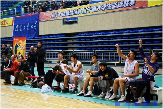 当时替补席的表情是这样的