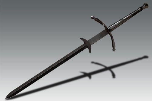 最典型的是苏格兰大剑,双手剑兵不配