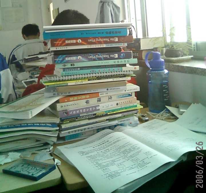 来看看学霸桌子上都是啥书.