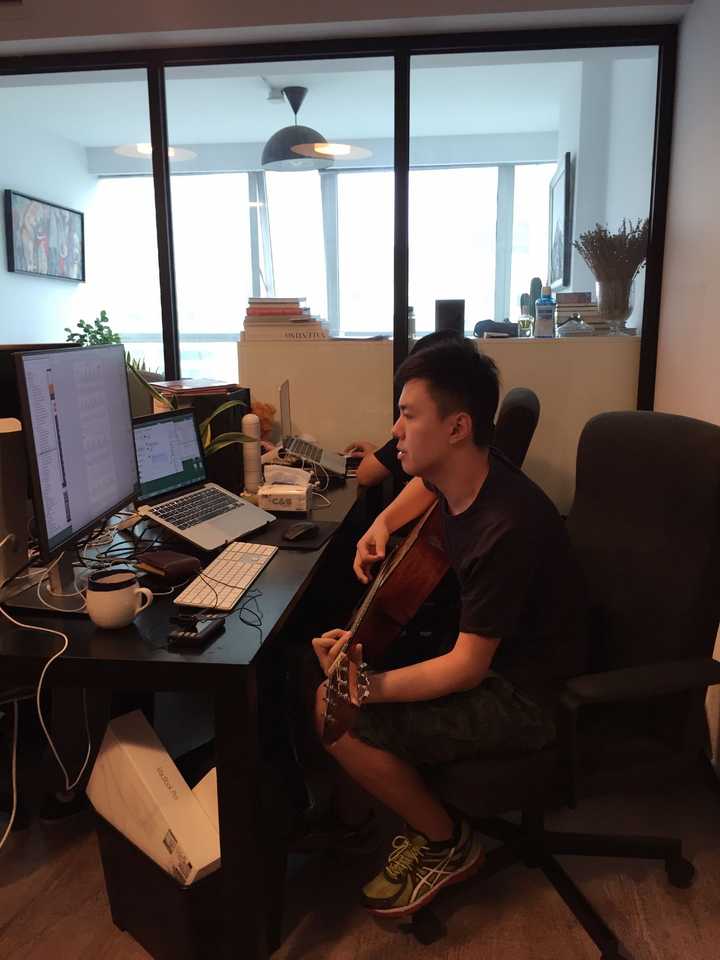 身边有个帅气的男程序员是什么体验?