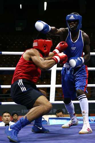 如何练习拳击闪避技巧?