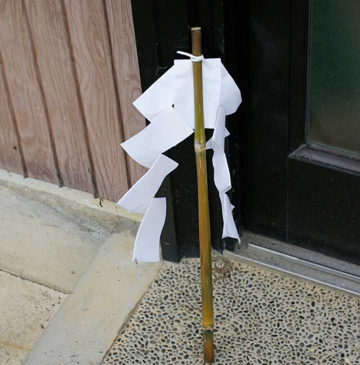 这东西日语叫 御币(ごへい),一些做过神道,阴阳仪式(日语叫 修祓)的
