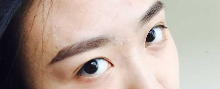 只画了两条蜜汁眉毛的上半脸 感觉不上妆主要还是差在美瞳上 那段时间