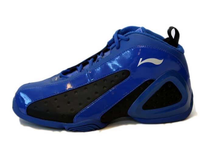 李宁也有这么贵的球鞋了.售价应该是599吧.广告好像是各种摸高.