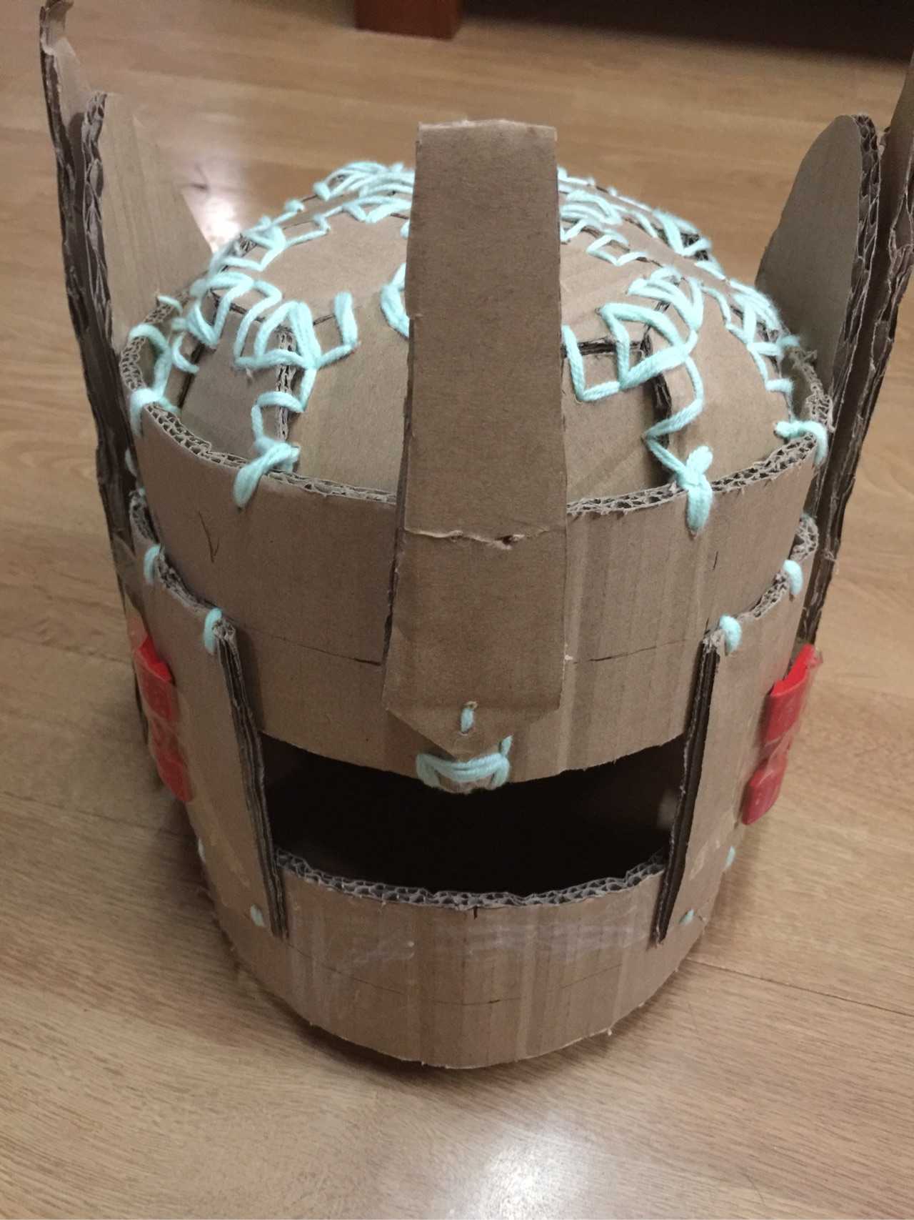 纸盒做骑士头盔图片