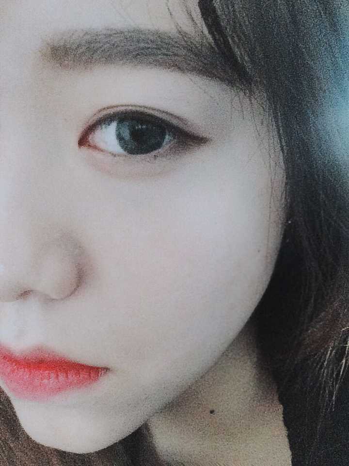 虽然常常被夸眼睛大,但是还是觉得细长细长的眼睛才称得上美.