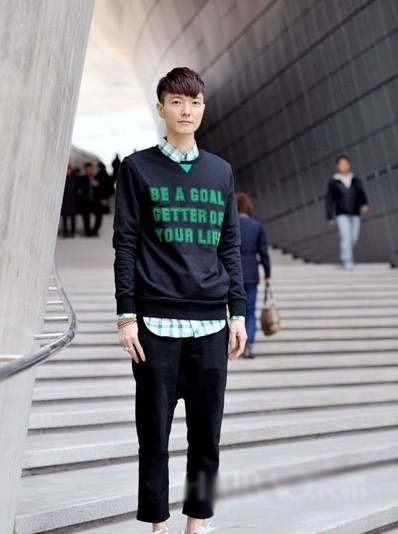 皮肤较黑的男生穿什么颜色的外套和格子衬衫?