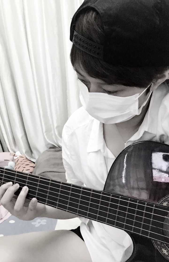 就因为觉得吉他跟短发很配啊  然后就.