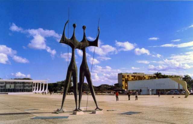 三权广场上手执钢钎的铜人塑像,纪念上千万巴西利亚的建设者们