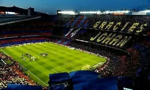 比赛胜负咱先不管,看看巴萨致敬克鲁伊夫的场景,这就是足球的魅力.