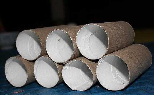 我先用卫生纸纸筒把笔记本撑起来