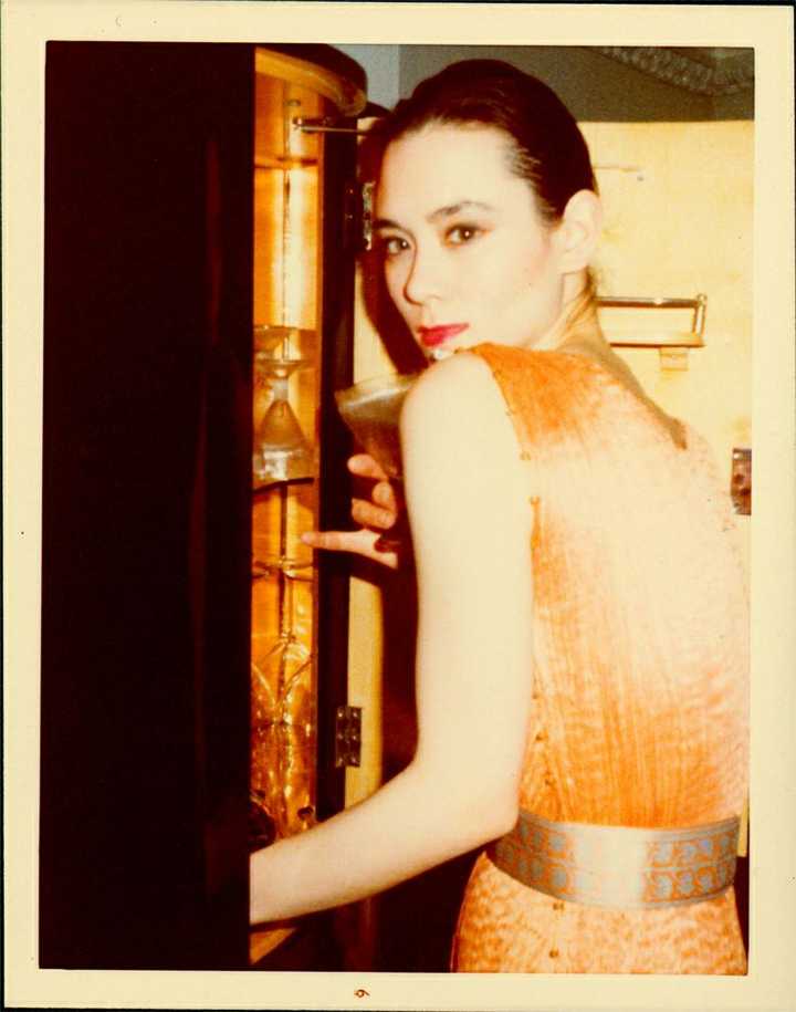 亦舒曾经说: "数年前在半岛大堂见到周天娜,惊艳到下巴要跌下来,灵魂