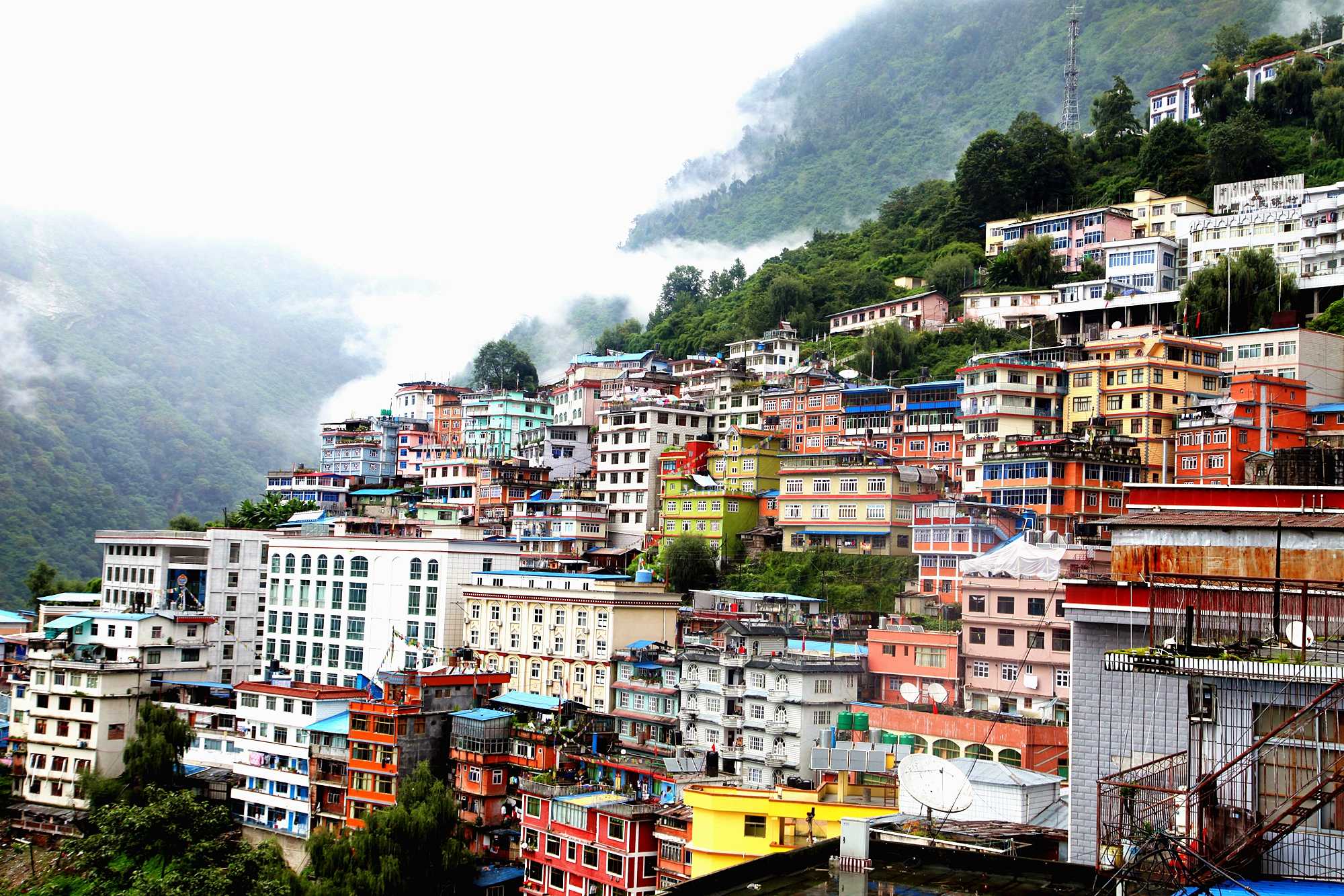 仿佛是在尼泊尔,或是不丹,小镇依山而建.