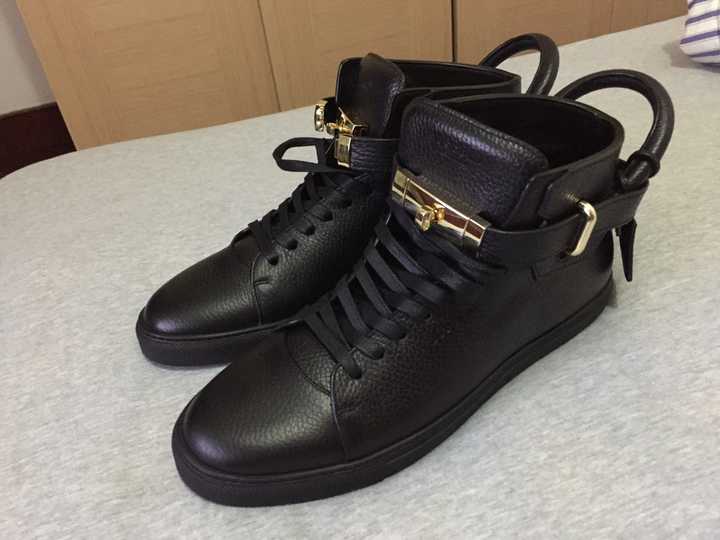 buscemi 锁头鞋 一代是不是红色的只有一个锁?