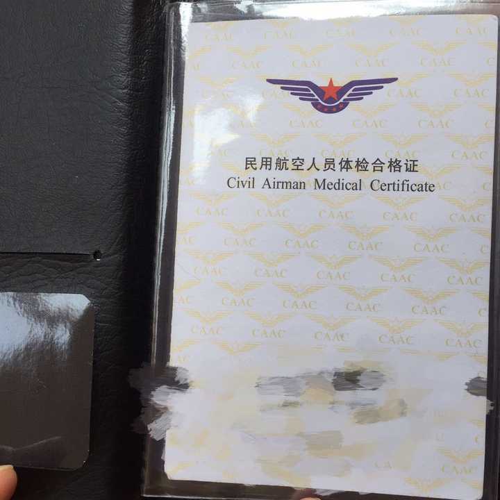 乘务员的工作物品: 首先是三证:  飞行箱里:围裙,平底鞋,备份丝袜和