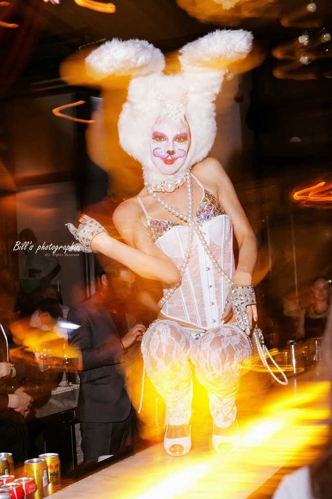 像这种夜店酷炫的照片是怎么拍出来的?