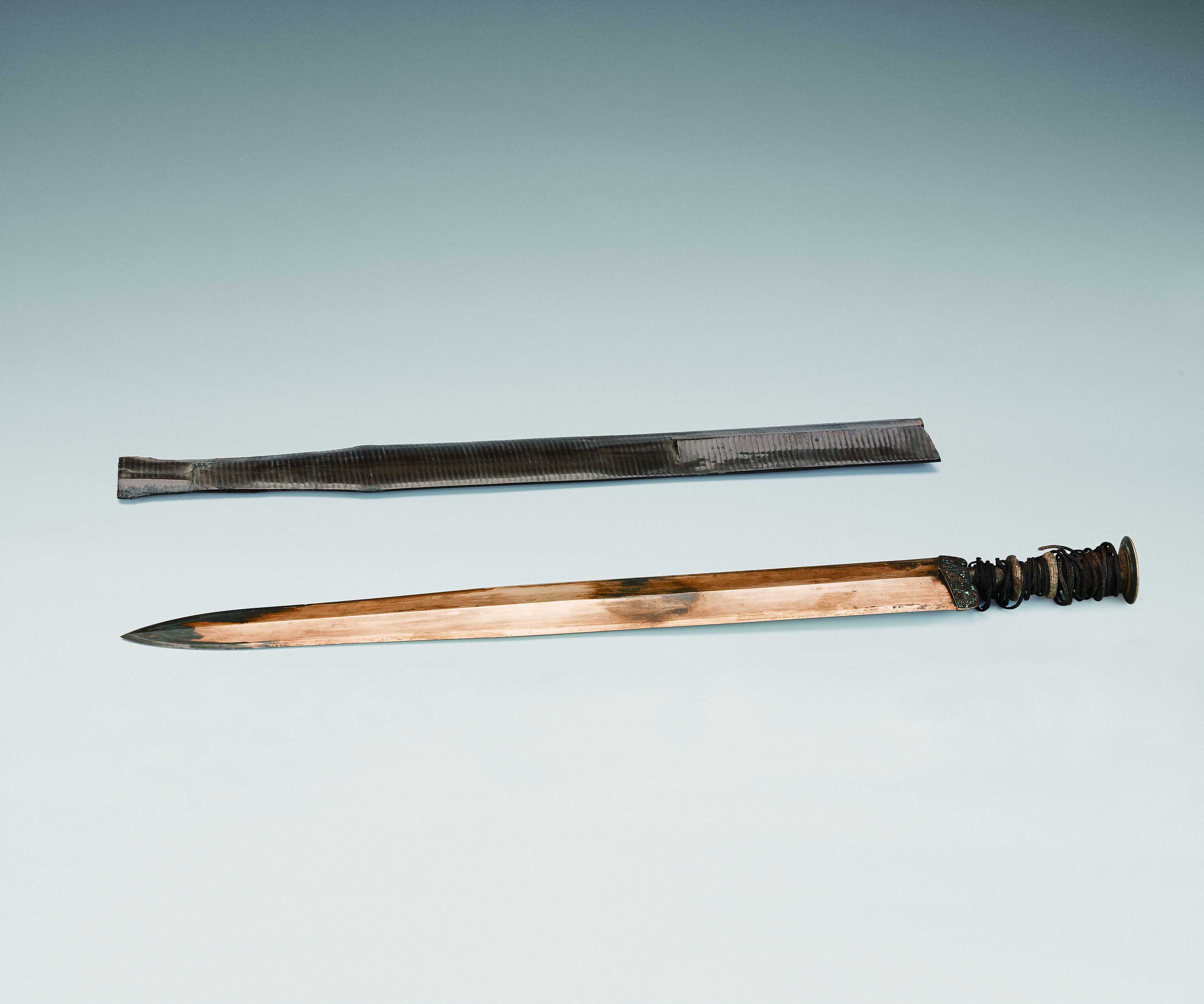 4厘米,青铜质,剑格两面铸双钩鸟虫书铭文,正面为:戉王戉王;反面为:者