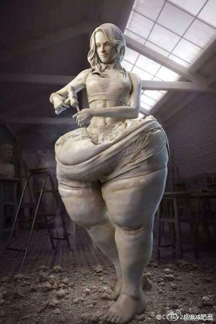 一个女人在减肥雕像,就是一个下身很胖的女人用锤子在钊自己腰间的肉?