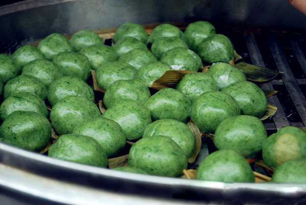 这是贵州的季节性小吃,清明粑是用清明菜汁浸过的糯米制成的,所以带着