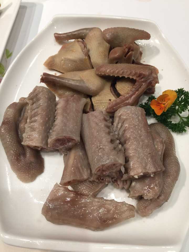 广州白天鹅酒家玉堂春暖餐厅的白卤水鹅掌翼和乳鸽