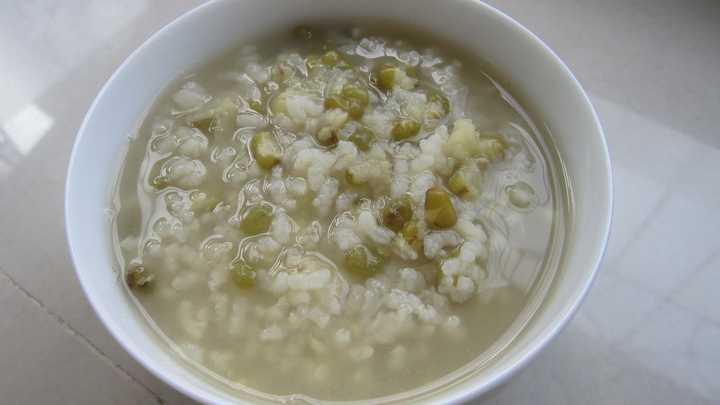 我和我爸那段时间喝的脸都绿了,我爸本来胃就不大行,喝的老头儿直窜稀