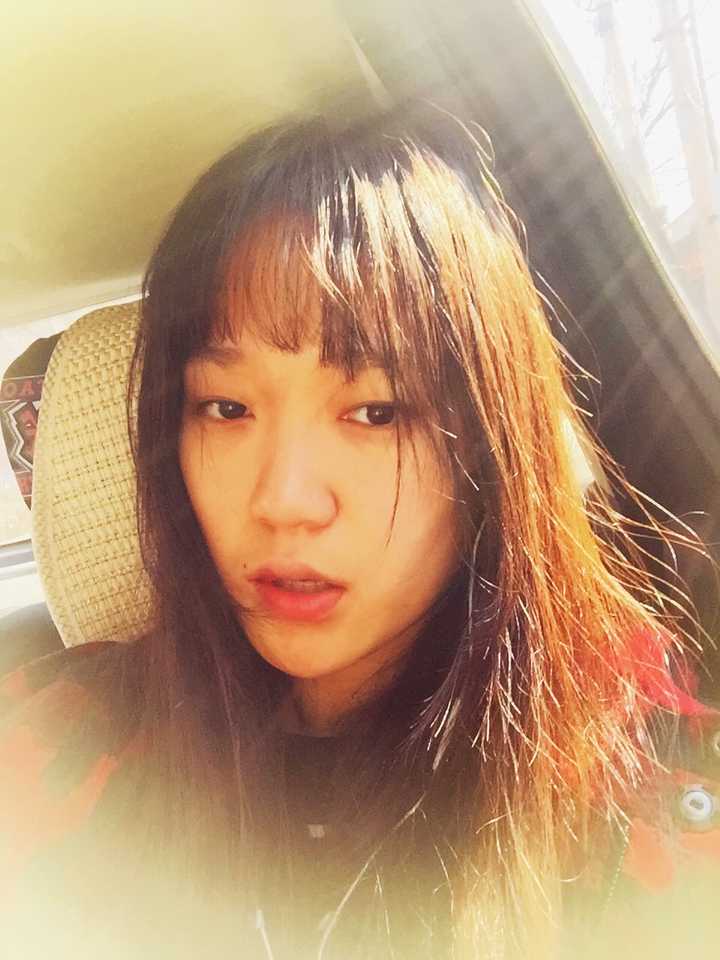 脸部比较长的女孩子拍照,怎么样的拍摄角度拍出来比较好看呢?